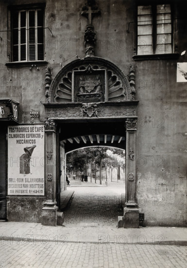 Hospital de la Santa Cruz, Barcelona: the door leading through to the courtyard, c1900. Creator: Unknown.