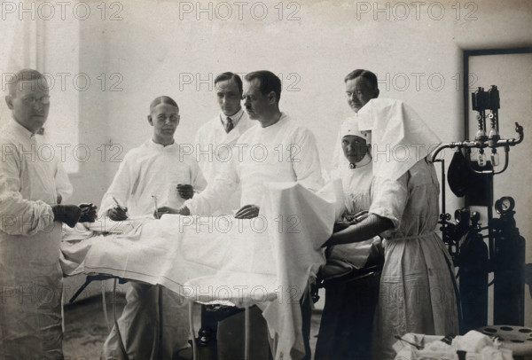 Einar Key (fourth from left), a Swedish surgeon, in an operating theatre..., c1910. Creator: Unknown.