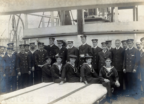 Sir Ernest Shackleton's officers and crew on the deck of the Nimrod: expedition to..., 1907. Creator: Unknown.