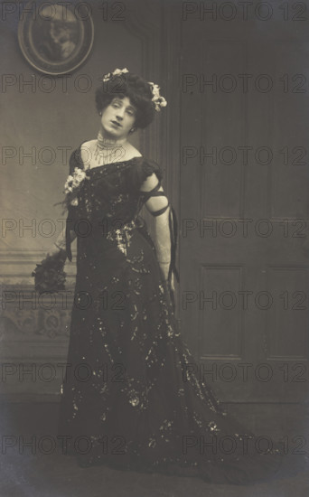A man in drag, between 1900 and 1909. Creator: Fred Palmer.