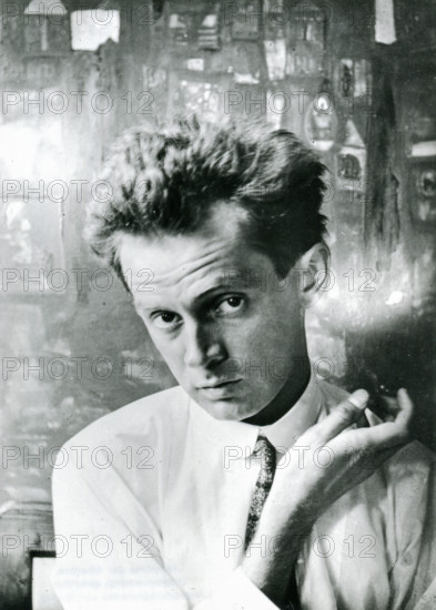 Egon Schiele in front of the painting "Waldandacht" (Forest prayers), 1915.