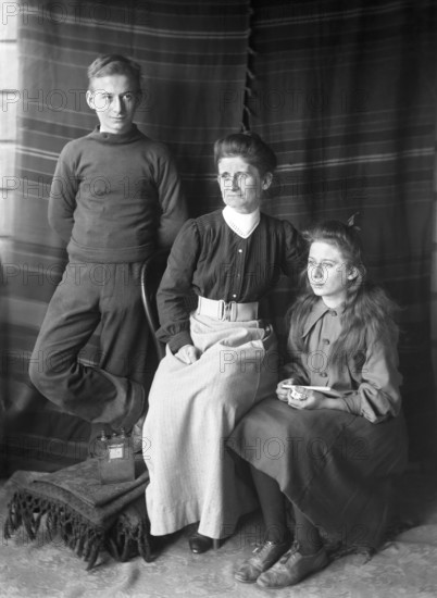 Robert Augustus Henry L'Estrange's family from left Frederick Robert L'Estrange (son)..., 1906. Creator: Robert Augustus Henry L'Estrange.