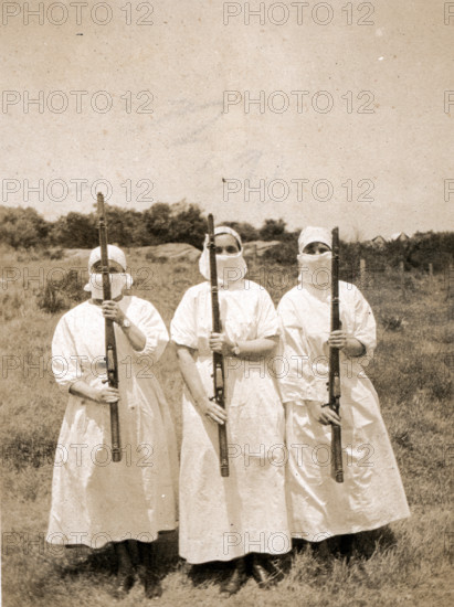 Ethel Newland and fellow nurses, c1918. Creator: Unknown.