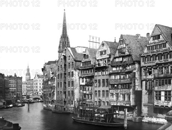 Hamburg. Fleet, Deichstrasse zwischen Cremon a. Kajen 1904. Creator: Unknown.
