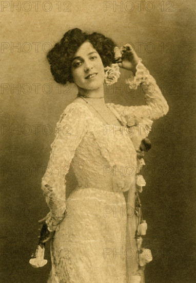 Miss Florence Collingbourne, English Actress, c1902. Creators: Ellis and Walery, Alfred Ellis & Walery.