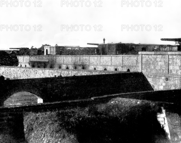 The Chinese Question: battery on the Island of Liu-Kung-Tau,...harbour of Wei-Hai-Wei, 1898. Creator: Unknown.