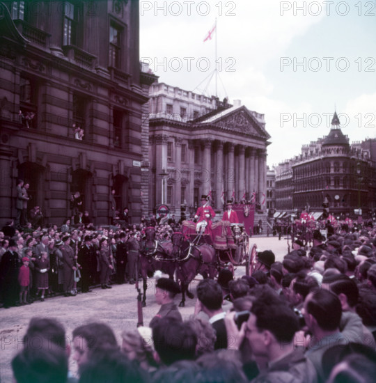 Proclamation - Lord Mayor arriving in coach, Mansion House, City of London, 1952.  Creator: Arthur Charles Kirby Ware.