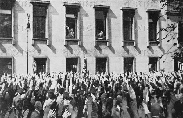 Une délégation venue de la Sarre, devant la Chancellerie, à Berlin (1935)