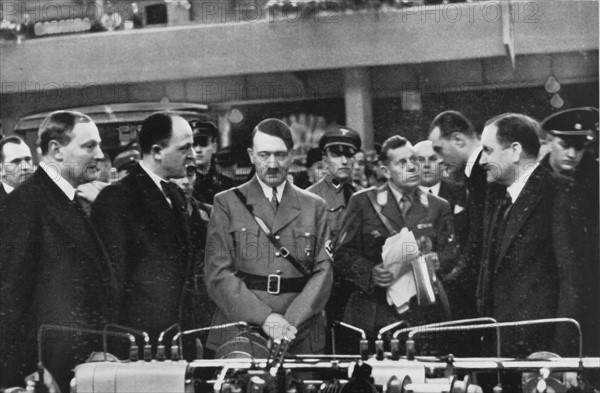 Hitler lors de l'exposition automobile internationale de 1935 à Berlin