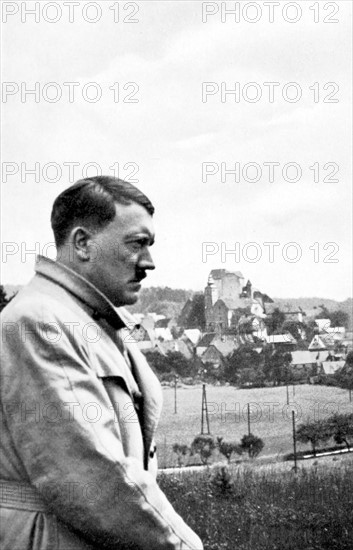 Hitler lors d'un voyage à travers l'Allemagne en 1934