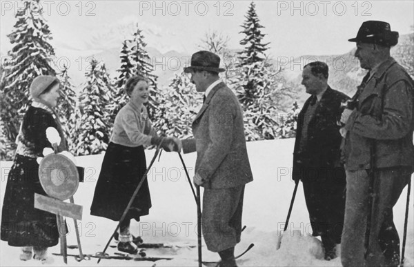 Hitler salue des résidents d'Obersalzberg, en Bavière