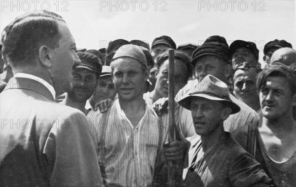 Hitler salue un groupe d'ouvriers, 1934