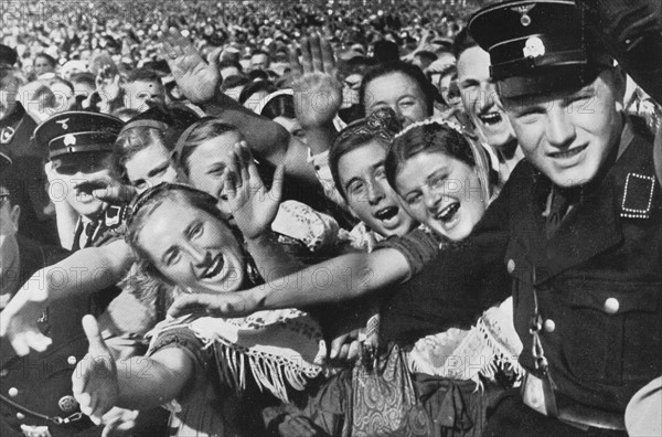 The cheering crowd greeting Hitler in Bückeberg, 1935