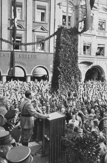 Hitler lors du 15e anniversaire de la fondation du NSDAP en 1935