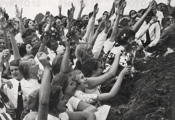 Hitler salué par une foule en liesse, 1937