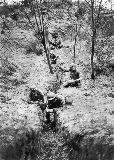 Installation d'une ligne téléphonique à l'arrière du front, en 1918.