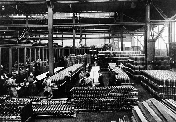 Durant la Première Guerre Mondiale, dans une région industrielle allemande, les femmes travaillent à la fabrication des armes. Première Guerre Mondiale.