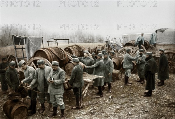 Distribution de vin aux soldats