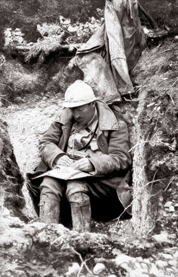 Soldat écrivant une lettre dans une tranchée, 1916