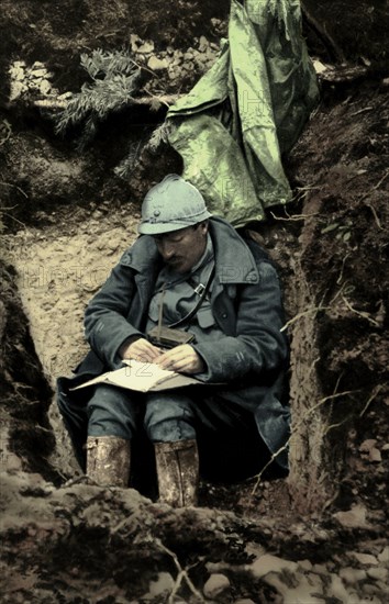 Soldat écrivant une lettre dans une tranchée, 1916