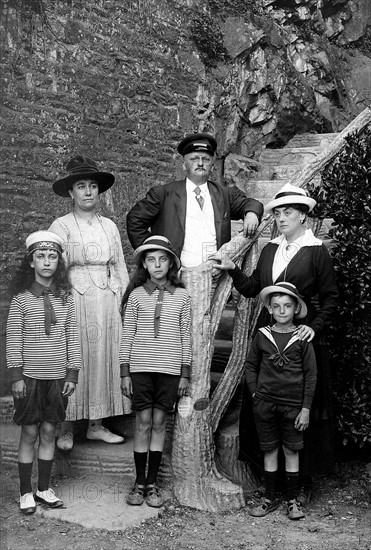 Une famillle en vacances au bord de mer, en août 1917