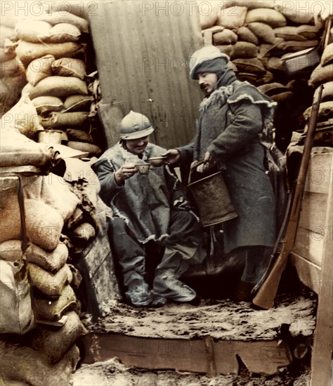 Distribution de café dans une tranchée, sur le front en 1916.