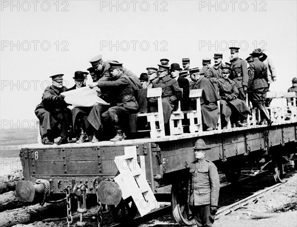 Newton Baker et le général Pershing en inspection sur le front, en 1918