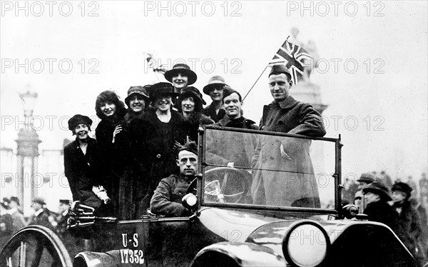 Première Guerre Mondiale
Londres près de Buckingham Palace, des soldats américains et des jeunes anglaises fêtent la victoire sur l'Allemagne en ce jour du 11 novembre 1918