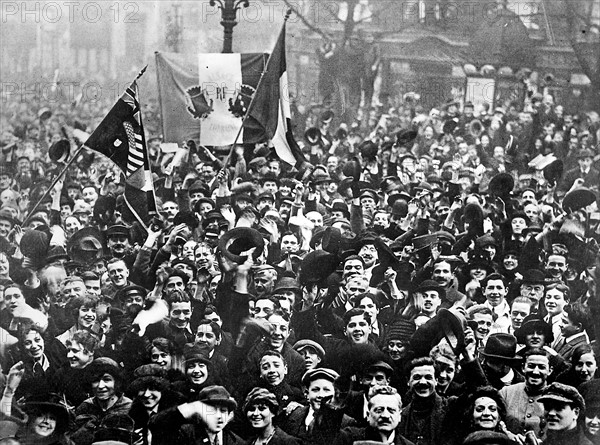 Scène de liesse dans une rue de Paris le jour de l'armistice du 11 novembre 1918