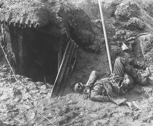 La première guerre mondiale 1914-1918. Le cadavre d'un soldat allemand dans une tranchée - Nous contacter pour la légende complète