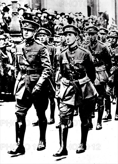 Le général Michael Collins, commandant en chef de l'Etat libre irlandais et le général Mulcahy, avant l'embuscade du 22 août 1922 - Suite à la ratification du traité de partition le 8 janvier 1922, l'Etat libre d'Irlande est créé au sud. Entre 1922 et 1923, la guerre civile éclate à nouveau opposant le gouvernement provisoire dirigé par Michael Collins aux membres de l'IRA qui refusent la partition, rejetée par Eamon de Valera et ses partisans.  Michael Collins (1890-1922) a acquis une réputation légendaire et une grande popularité pour son audace pendant la guerre anglo-irlandaise. Il a négocié la nouvelle constitution de l'Irlande avec les Britanniques sur mandat du président du Sinn Fein De Valera. Collins est devenu chef du gouvernement et a assuré la commande de l'armée. Peu de temps après, Collins a été pris dans une embuscade tendue par l'IRA à West Cork et a été tué le 22 août 1922.   L'Irlande s'unit à la Grande Bretagne en 1800. En 1869, le premier ministre britannique propos...