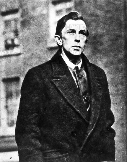 Le général Rory O'Connor, leader républicain en 1922 - Irlande. La guerre civile Suite à la ratification du traité de partition de l'île le 8 janvier 1922, l'Etat libre d'Irlande s'est créé au sud. Entre 1922 et 1923, la guerre civile éclata à nouveau opposant le gouvernement provisoire dirigé par Michael Collins aux membres de l'IRA qui refusaient la partition, rejetée par Eamon de Valera et ses partisans.  Le 13 avril 1922, Rory O?Connor s?empara du palais de justice de Dublin, les Four Courts, et occupa la place jusqu?au 28 juin. Les hostilités continuèrent principalement dans le sud du pays, fiefs de la résistance républicaine, sous forme d?embuscades.  En mai 1923, De Valera fit cesser les combats et déposer les armes au terme du conflit.       L'Irlande s'unit à la Grande Bretagne en 1800. En 1869, le premier ministre britannique proposa un projet d'autonomie. Voté en 1914, son application fut suspendue par la première guerre mondiale, puis rejettée par les Irlandais protestants ...