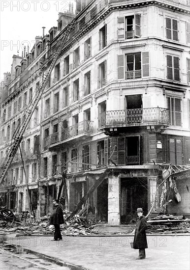 La rue de Rivoli touchée par les bombardements par avions dans la nuit - Les bombardements aériens de l'artillerie allemande sur Paris par les canons allemands à longue portée, les "Berthas" (fabriqués par les usines Jrupp), du 23 mars au 09 août 1918.