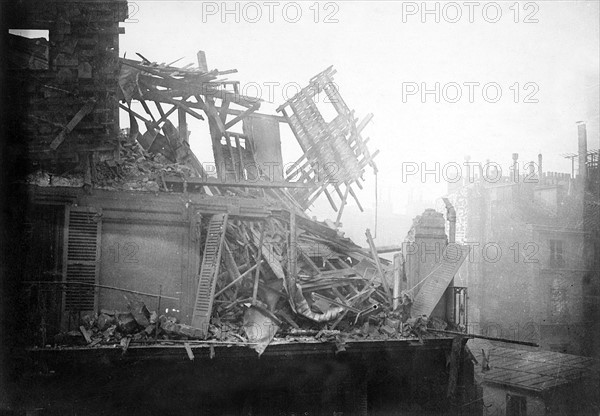 Première guerre mondiale. Les bombardements aériens de l'artillerie allemande sur Paris par les canons allemands à longue portée, les "Berthas" (fabriqués par les usines Krupp), du 23 mars au 09 août 1918.