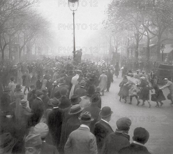 Scènes de joie à Paris le jour de l'armistice du 11 novembre 1918