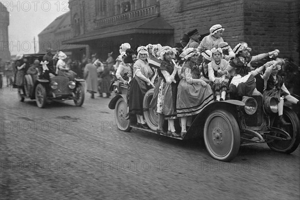 Les autos du cortèges sont prises d'assaut par des jeunes filles. - L'accueil des jeunes filles de Metz le 8 décembre 1918, aux chefs du gouvernement de la France, victorieux de l'Allemagne.