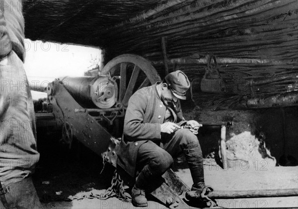 La fabrication de bagues avec des fusées d'obus de 77 , en aluminium par des soldats français 
Un artilleur ciselant une bague dans sa tranchée