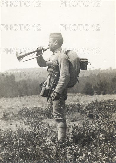 Un clairon - Photographie inédite de l'entrainement de l'armée portugaise en novembre 1916, avant d'être envoyée en France à partir de janvier 1917. L'entrée du Portugal dans la première guerre mondiale. Le 9 mars 1916, l'Allemagne déclare la guerre au Portugal alors allié des britanniques. Le 26 janvier 1917, 1 an après, les premières troupes de l'armée portugaise débarquent en France.