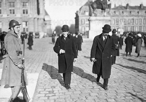 En 1919, Georges Mandel, chef de cabinet du Président du Conseil  français Georges Clemenceau arrivant à Versailles, pendant la tenue de la Conférence de la Paix préparant le Traité de Versailles.