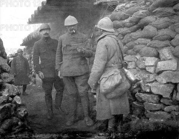 Le commandant Prion et le Capitaine de Clermont Tonnerre s'adresse à un poilu dans une tranchée 1917.