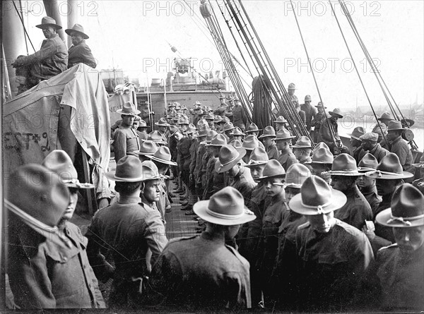 Soldats américains sur le pont du bateau qui les a amené en France - L'arrivée des premiers contingents américains en France 1917.