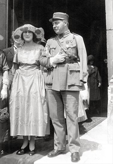 La première guerre mondiale. Un militaire mutilé de la guerre 1914-1918, au bras de sa femme à la sortie d'une église lors d'un mariage dans les années 1920 -1930.