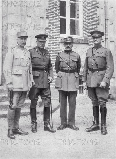 La première guerre mondiale. Les commandants en chef des armées françaises, britanniques et américaines réunis, en juillet 1918, au G.Q.G du commandant en chef des alliées. En juillet 1918, en France, le Général PETAIN, le Maréchal Sir Douglas HAIG, le Maréchal FOCH et le Général PERSHING (de gauche à droite), chefs des armées françaises, britanniques et américaines, sortent d'une entrevue au quartier général de FOCH, commandant en chef des armées alliées.