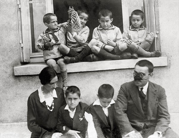 M Gaston Julia et sa femme (infirmière à l'hôpital du Val de Grâce ou il fut soigné, devenu son épouse en 1918) et leurs six enfants, des garçons, mars 1934