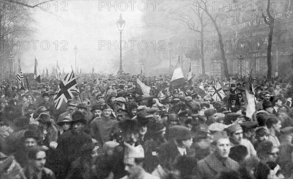 Scènes de joie à Paris le jour de l'armistice du 11 novembre 1918