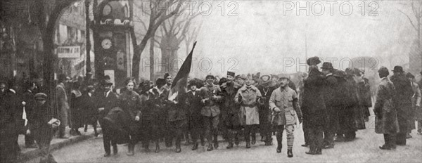 Scènes de joie à Paris le jour de l'armistice du 11 novembre 1918