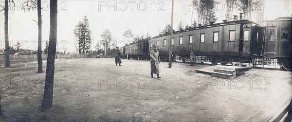 La révolution Russe, la fin tragique des Romanov. Mars 1917, c'est à Tsarskoié-Sélo que les Romanov passent captifs, les 5 mois qui suivent la révolution. Au mois d'août 1917, les Romanov sont transférés à Tobolsk. Avril 1918, après l'arrivée au pouvoir des bolcheviks, les Romanov sont de nouveau transférés de Tobolsk à Ekaterinenbourg. Dans la nuit du 16 au 17 juillet 1918 la famille Romanov est massacrée par les bolchevicks, dans la maison Ipatief.