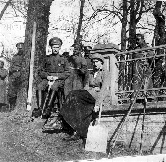 Cinq mois de captivité à Tsarskoié-Sélo, de mars à août 1917. Dans le parc de Tsarskoié-Sélo, où chaque carrefour d'allées était gardé par des soldats, la grande duchesse Tatiana et le grand duc héritier Alexis, à la limite qu'il était interdit aux prisonniers de franchir, les outils à leurs pieds servaient à briser la glace des canaux ou des bassins encore gelés. La révolution Russe, la fin tragique des Romanov. Mars 1917, c'est à Tsarskoié-Sélo que les Romanov passent captifs, les 5 mois qui suivent la révolution. Au mois d'août 1917, les Romanov sont transférés à Tobolsk. Avril 1918, après l'arrivée au pouvoir des bolcheviks, les Romanov sont de nouveau transférés de Tobolsk à Ekaterinenbourg. Dans la nuit du 16 au 17 juillet 1918 la famille Romanov est massacrée par les bolchevicks, dans la maison Ipatief.