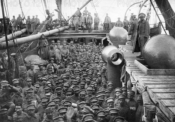 Le débarquement de troupes de l'armée portugaise dans un port français en avril 1917, les soldats embarqués sur un cargot britannique.