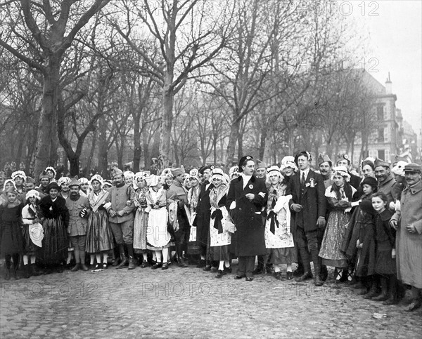 Metz après le 11 novembre 1918, jeunes femmes lorraines, étudiants et soldats français.